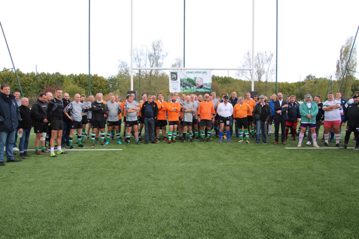 Le groupe sous la banderole en l'honneur de Jérôme Janel