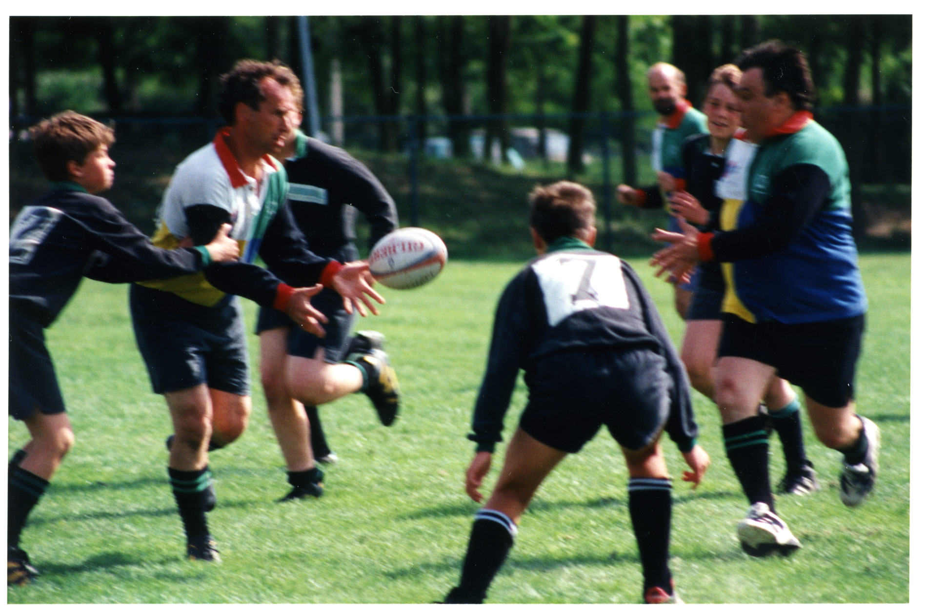 Deux grands anciens Ignobles en action: Jean-Michel Basso, dit pied en Or, passe le ballon à Michel Dubois, confondateur du club et créateur de l'équipe féminine